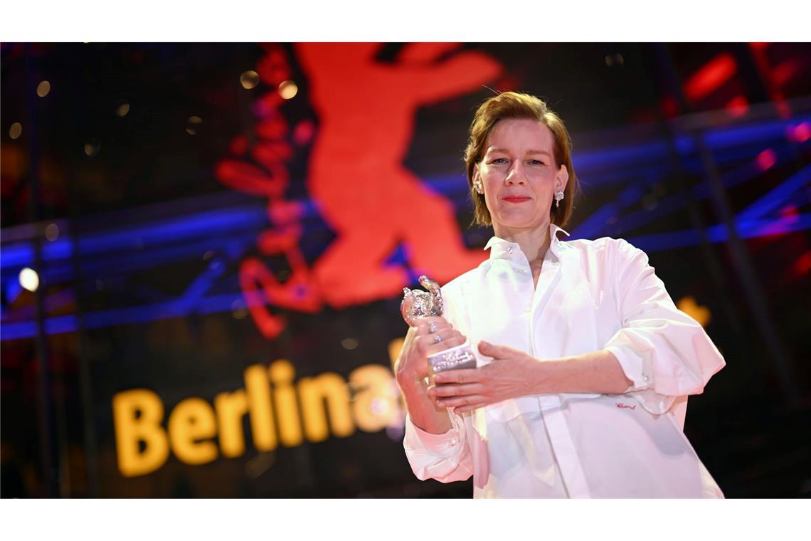 Sandra Hüller zeigt ihren Silbernen Bären für die beste schauspielerische Leistung in einer Hauptrolle im Film "Rose" nach der Preisverleihung bei der Abschlussgala der Berlinale.