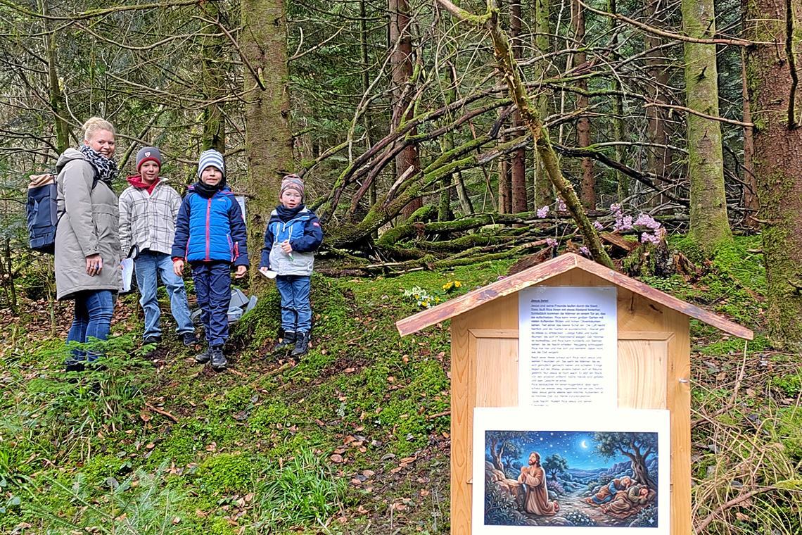 Sandra Thalacker (von links) mit Joris, Mats und Lias an der Station, die auf den Garten Gethsemane verweist. Fotos: Christine Schick