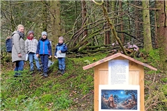 Sandra Thalacker (von links) mit Joris, Mats und Lias an der Station, die auf den Garten Gethsemane verweist. Fotos: Christine Schick