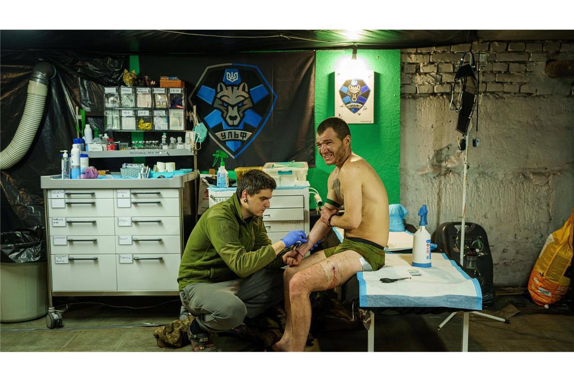 Sanitäter behandelt verwundeten Soldaten nahe der Front in der Ostukraine