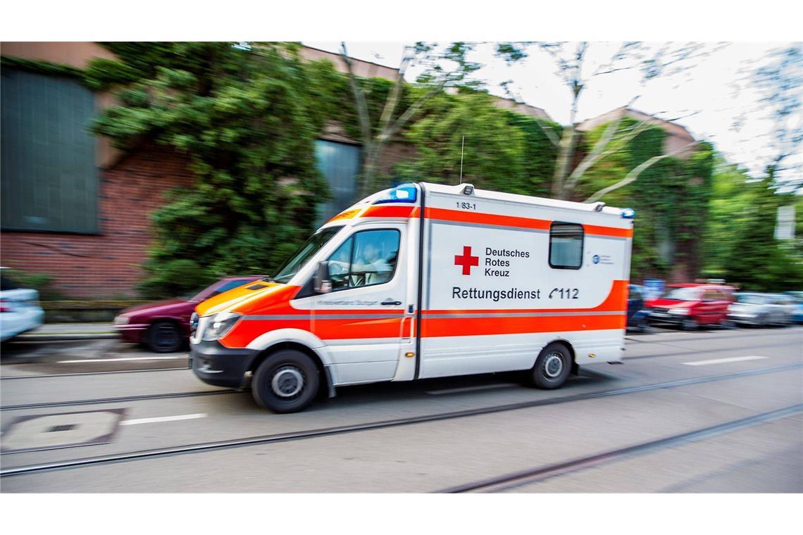Mann stolpert und gerät zwischen Straßenbahn und Bahnsteig Sanitäter brachten den Schwerverletzten in ein Krankenhaus. (Symbolbild)