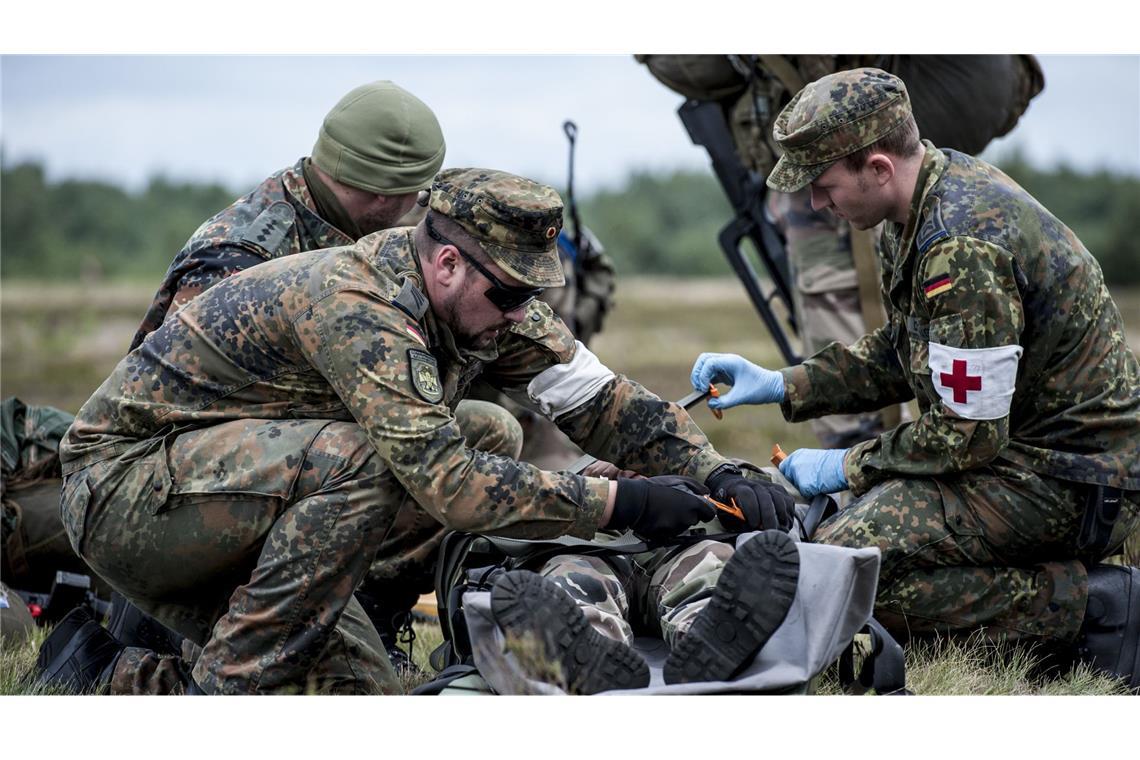 Zeitenwende im Gesundheitssystem Sanitäter der Bundeswehr bei einer Übung: Im Kriegsfall rechnen Experten mit Hunderten Verletzten pro Tag.