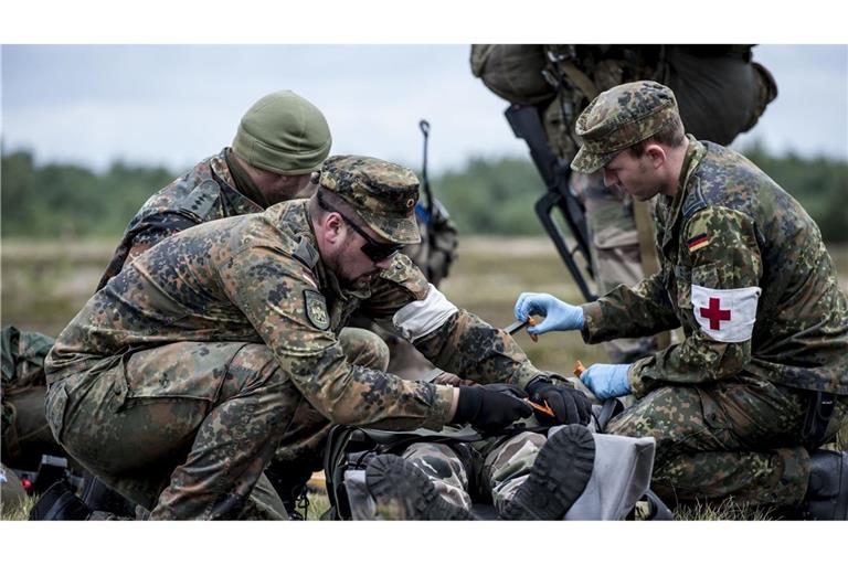 Sanitäter der Bundeswehr versorgen während einer Übung einen Verletzten: Pflaster statt Panzer.