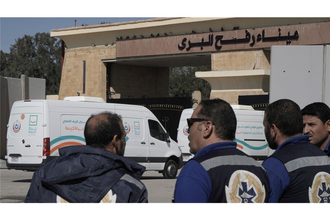 Kabinett ebnet Weg für Entsendung von Polizisten nach Rafah Sanitäter warten am Grenzübergang Rafah auf Patienten aus dem Gazastreifen.