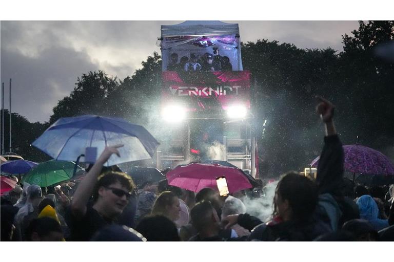 Sanitätsdienst und Feuerwehr mussten mehreren Teilnehmern der Techno-Parade "Rave the Planet" behandeln.