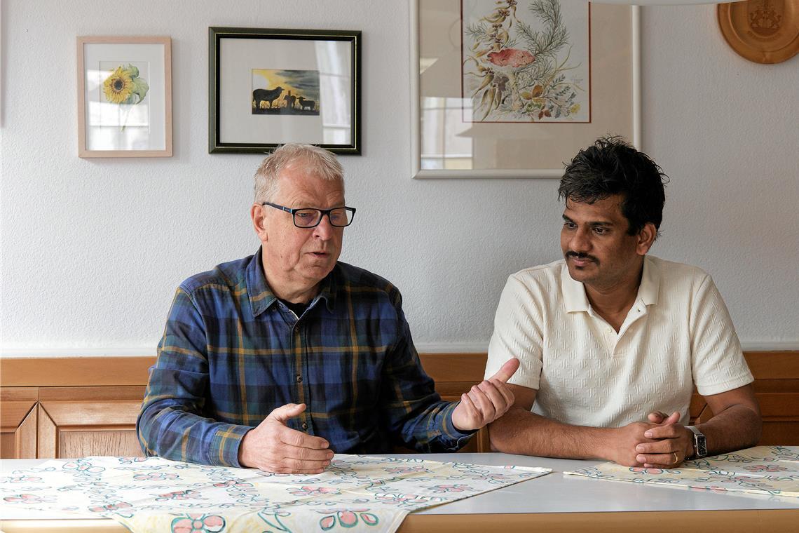 Sanjeevan Arumaithurai (rechts) hat sich Peter Tchoryk für das Projekt an die Seite geholt. Der Schwäbisch Haller kennt den Gasthof Engel schon lange. Fotos: Jörg Fiedler