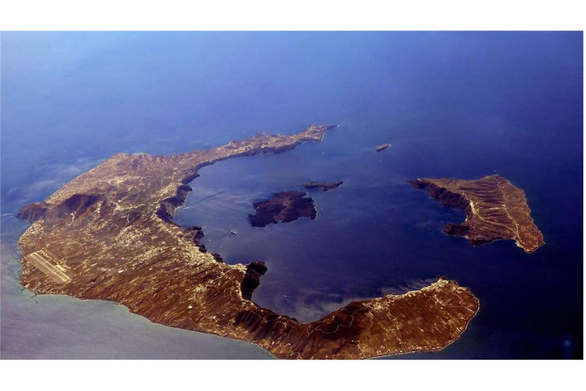 Was wir über die Erdbebengefahr auf Santorini wissen Santorini, die griechische Vulkaninsel in der Ägäis, aus der Vogelperspektive: links die Hauptinsel Thira, Nea Kameni in der Mitte der Caldera und rechts Thirasia, die den nordwestlichen Rand des Beckens bildet.