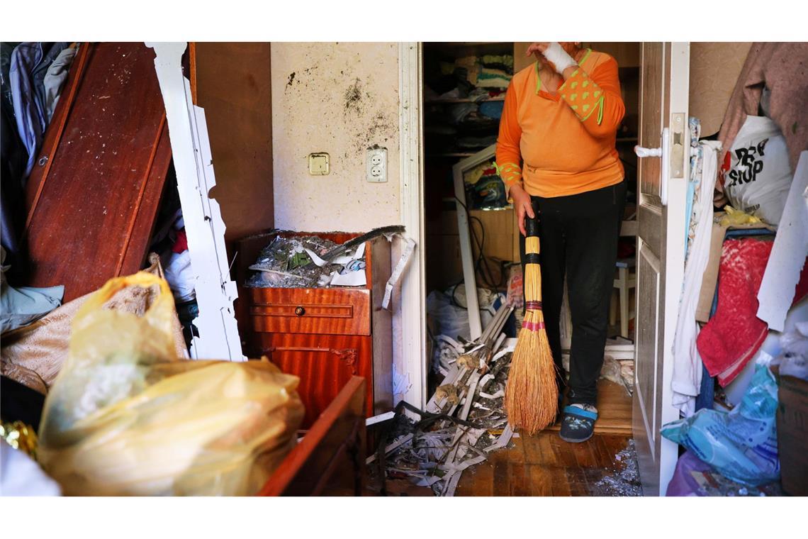 Bilder des Tages Saporischschja nach russischem Angriff: 72-Jährige räumt Trümmer ihrer Wohnung weg
