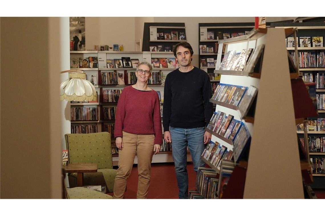 Stöbern statt Streamen: Videothek-Comeback bei der Gen Z? Sara Binay und Stan-Oliver Schoch, Mitarbeiter des Filmkunstvereins Format, stehen in der Videothek in Halle.
