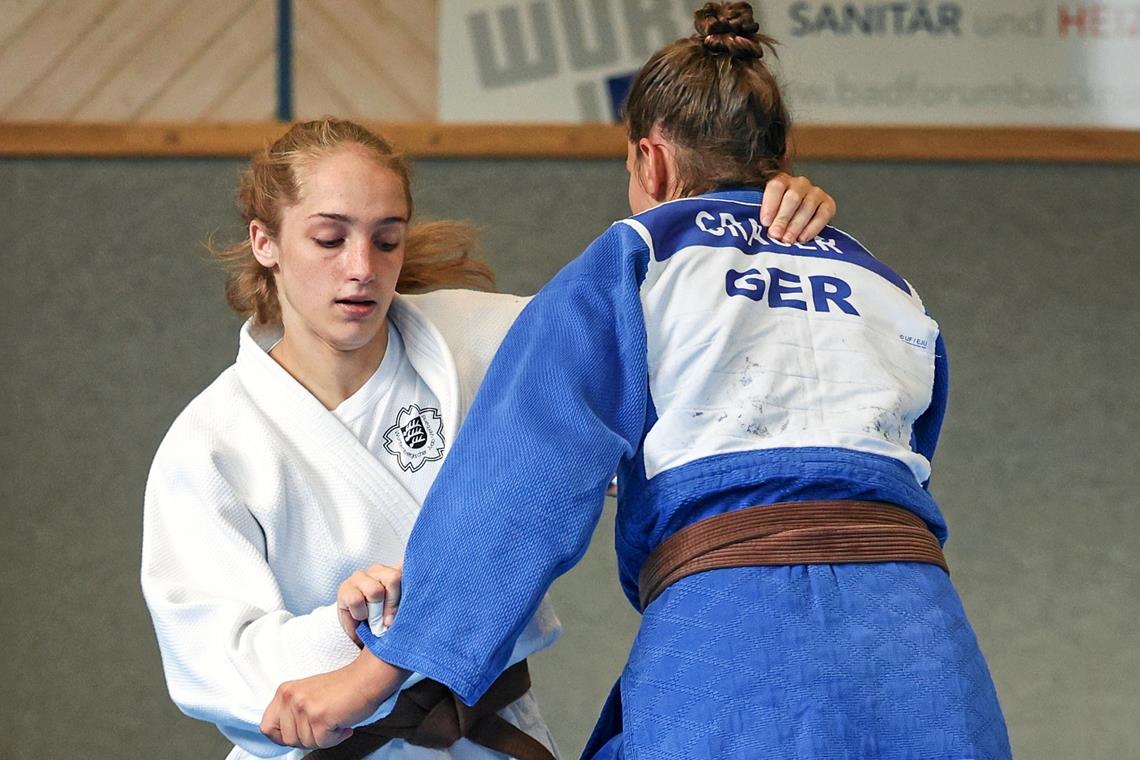 Judoka Sara-Joy Bauer bleibt trotz der Erfolge bescheiden Sara-Joy Bauer (links) blickt konzentriert ihren Zielen entgegen und will einen Schritt nach dem anderen machen. Foto: Alexander Becher
