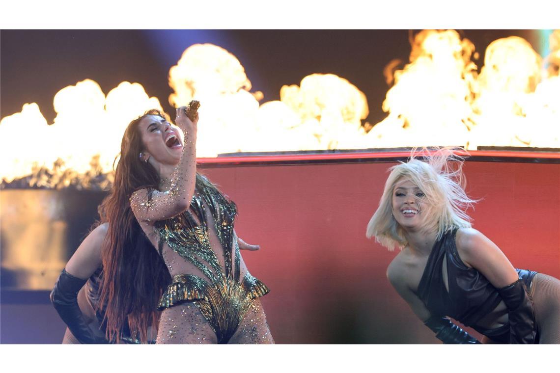 Sarah Engels zeigte eine aufwendige Choreographie mit sehr viel Pyrotechnik.