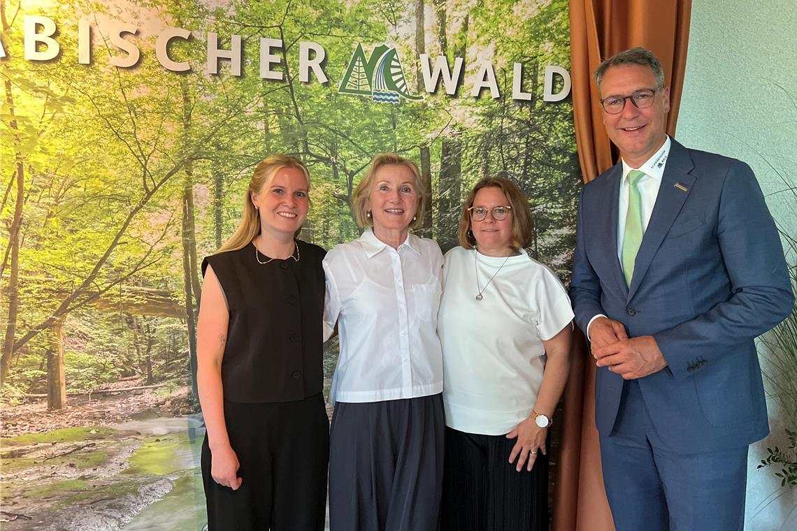 Sarah Zelder (von links) nach der Übernahme der Geschäftsführung von Barabara Schunter gemeinsam mit Daniela Kories und ihremVorgesetzten, dem Landrat Richard Sigel. Foto: Landratsamt Rems-Murr-Kreis