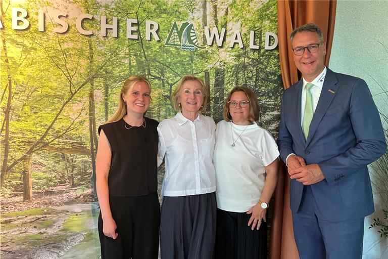 Sarah Zelder (von links) nach der Übernahme der Geschäftsführung von Barabara Schunter gemeinsam mit Daniela Kories und ihremVorgesetzten, dem Landrat Richard Sigel. Foto: Landratsamt Rems-Murr-Kreis
