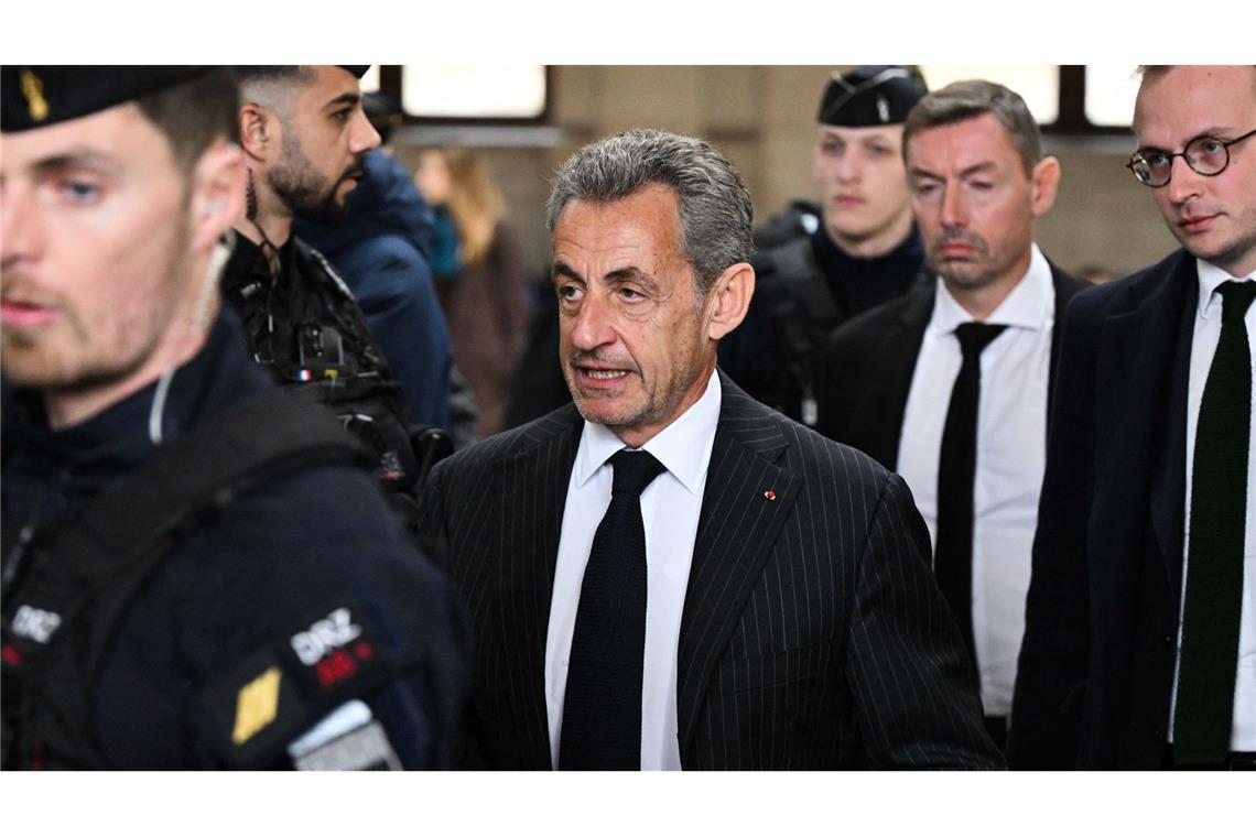 Frankreichs Ex-Präsident muss ein Jahr Haft mit Fußfessel verbüßen Sarkozy muss nach dem Urteil des Kassationsgerichts ein Jahr Haft mit Fußfessel verbüßen.