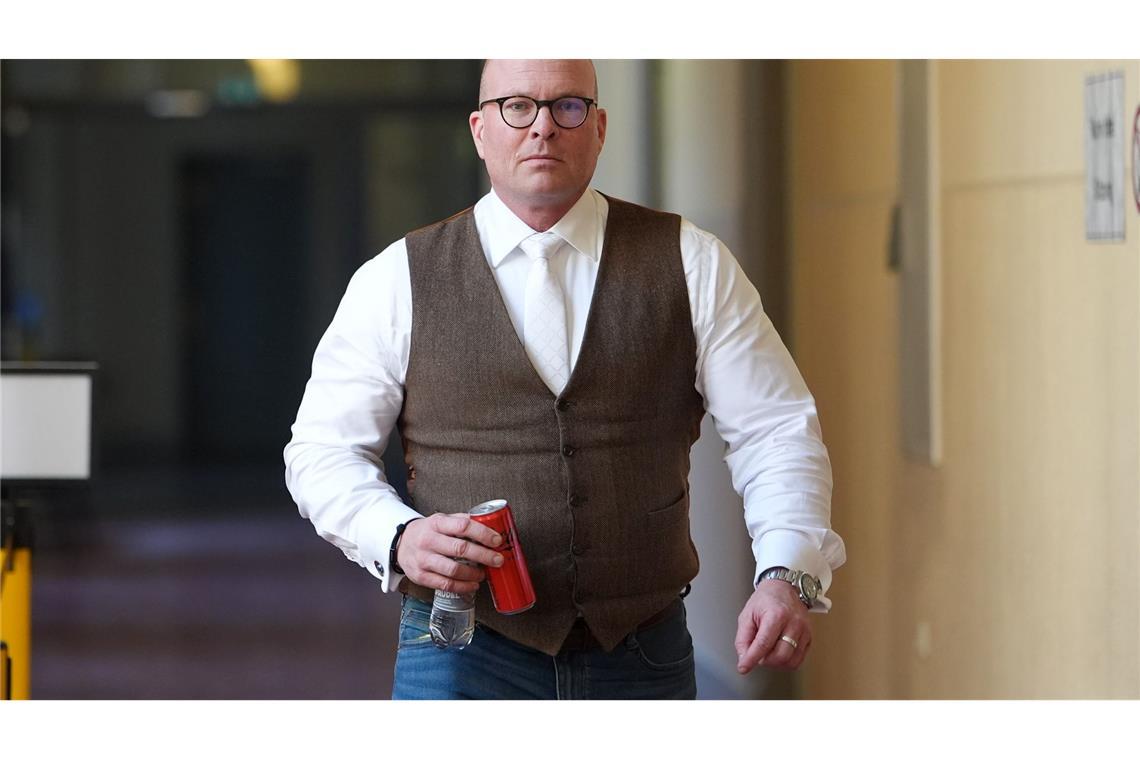 Sascha Böttner, Verteidiger eines angeklagten Israelis, auf dem Weg in den Gerichtssaal.