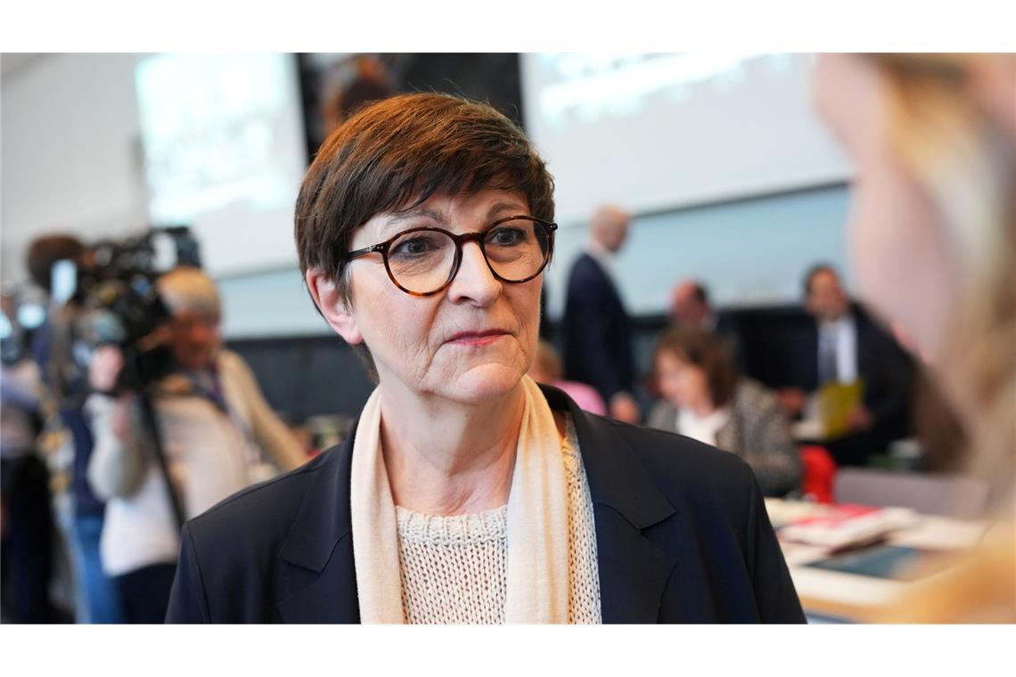 SPD-Frauen unterstützen Parteichefin Esken Saskia Esken will trotz des Wahldesasters SPD-Parteichefin bleiben. (Archivbild)