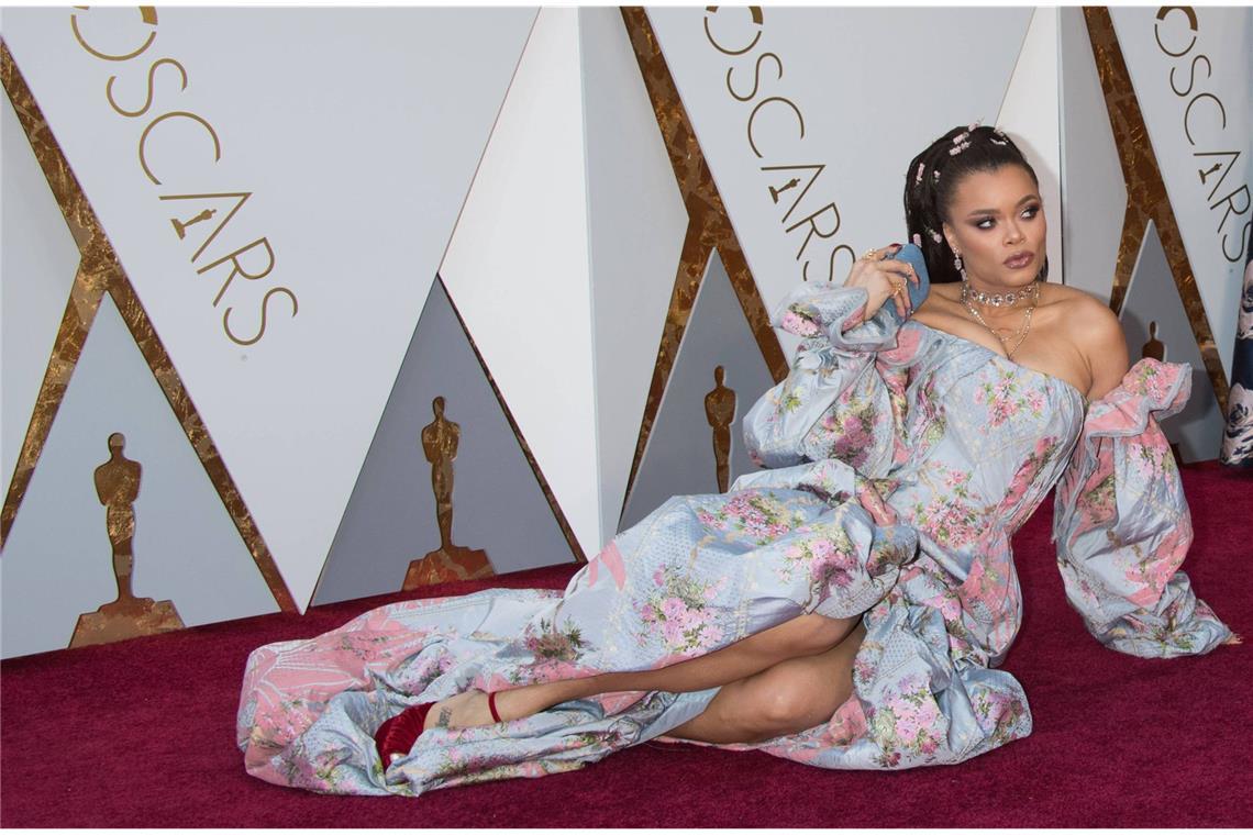Die schlimmsten Oscar-Kleider aller Zeiten Scarlett O’Hara trifft 80er-Wahnsinn – und was dabei herauskommt, bedeutet nichts Gutes: Sängerin <b>Andra Day</b> griff <b>2018</b> mit dieser Zac-Posen-Opulenz so richtig daneben.