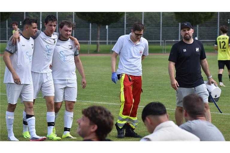 Schädel-Hirn-Trauma im Kopfballduell zugezogen: Lucas Dannecker vom TSV Dagersheim II muss gestützt den Platz verlassen – zum Glück geht es ihm inzwischen besser.