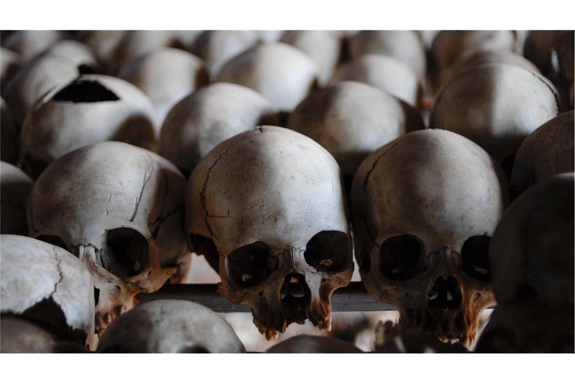 Was ist der Ursprung menschlicher Agression und Gewalt? Schädel im Ntarama Genocide Memorial Centre in Ruanda: Hier wurden am 14. April 1995 in der katholischen Kirche von Ntarama rund 5000 Menschen bestialisch abgeschlachtet. Das Genocide Memorial ist eines von sechs offiziellen Orten in Ruanda, wo des Völkermords an 800.000 bis 1 Million Menschen gedacht wird.he