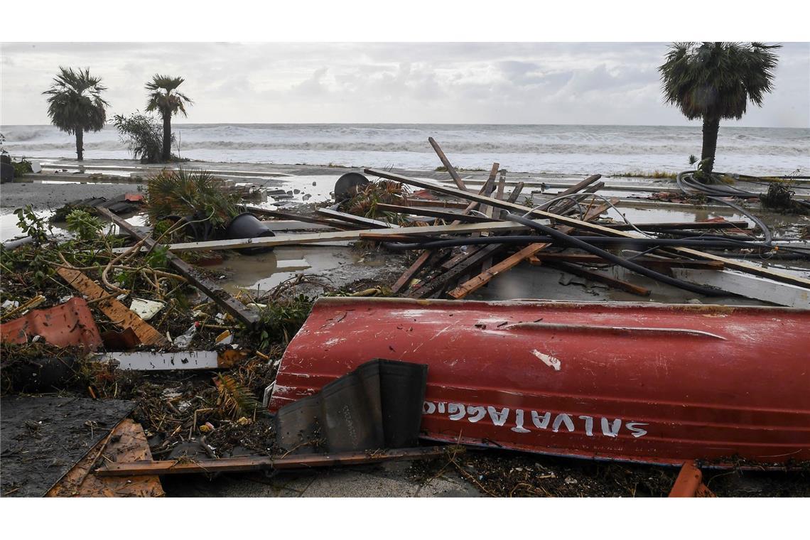 Schäden an der Strandpromenade von Marina Di San Lorenzo in Italien nach dem Durchzug des Zyklons "Harry" in der Nacht.