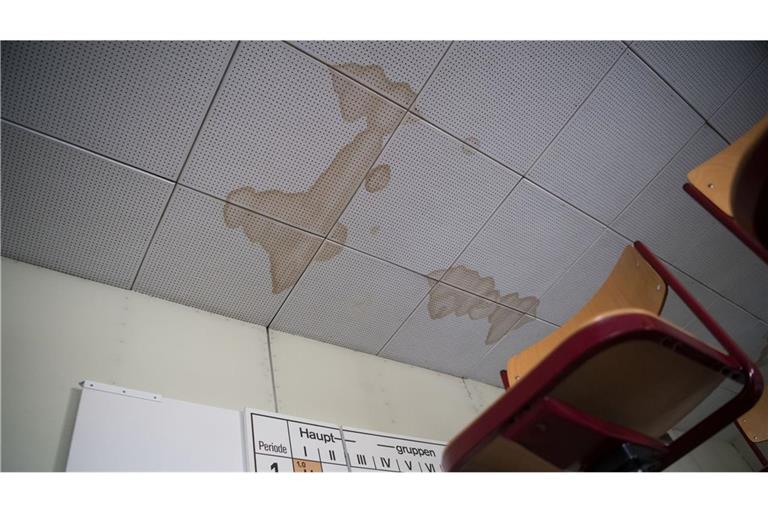 Schäden sind an der Decke eines Unterrichtsraums der Realschule Plochingen zu sehen.
