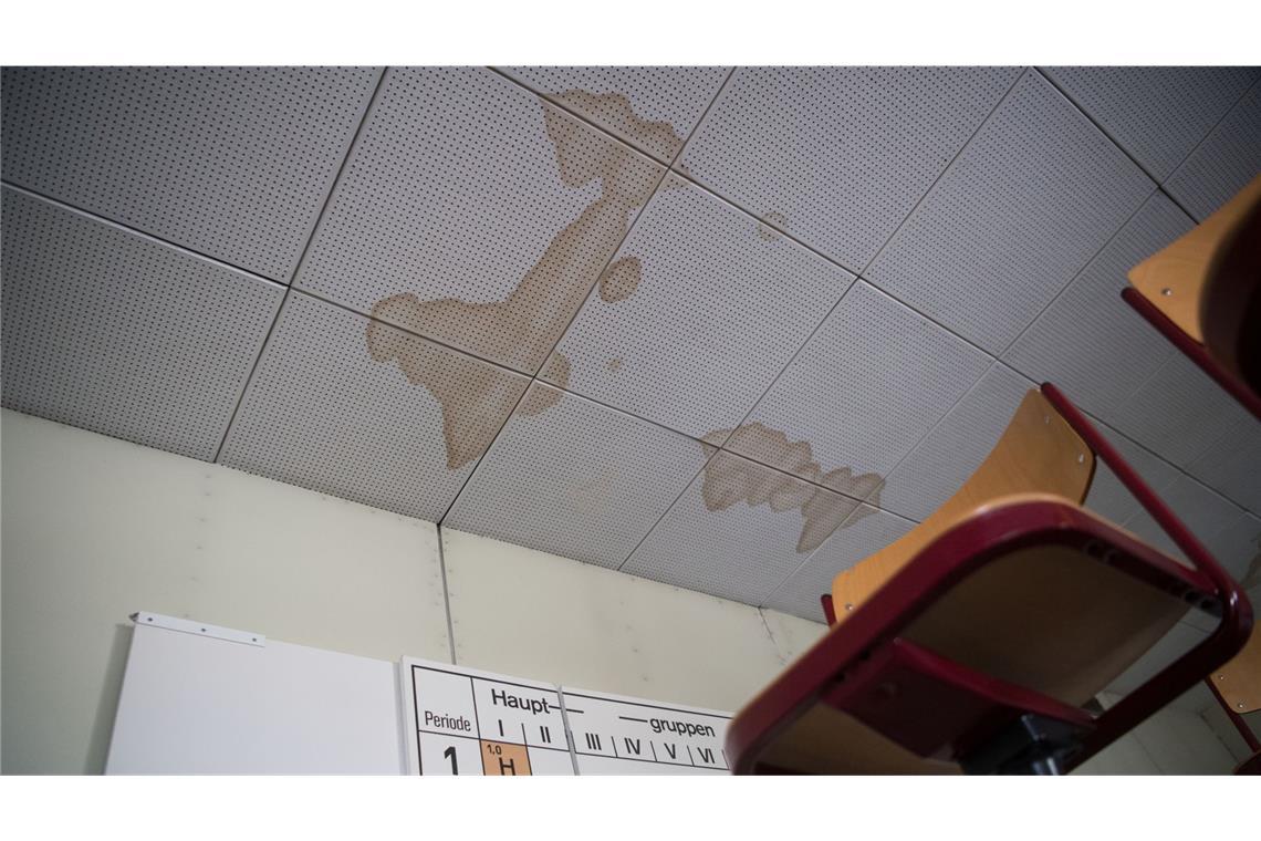 Schäden sind an der Decke eines Unterrichtsraums der Realschule Plochingen zu sehen. (Archivbild)