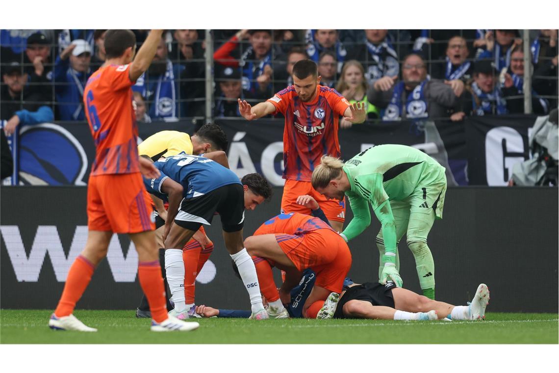 Schalker Abwehrchef hilft bewusstlosem Gegner Schalke-Profi Nikola Katic hilft seinem am Boden liegenden Gegenspieler Joel Grodowski sofort.
