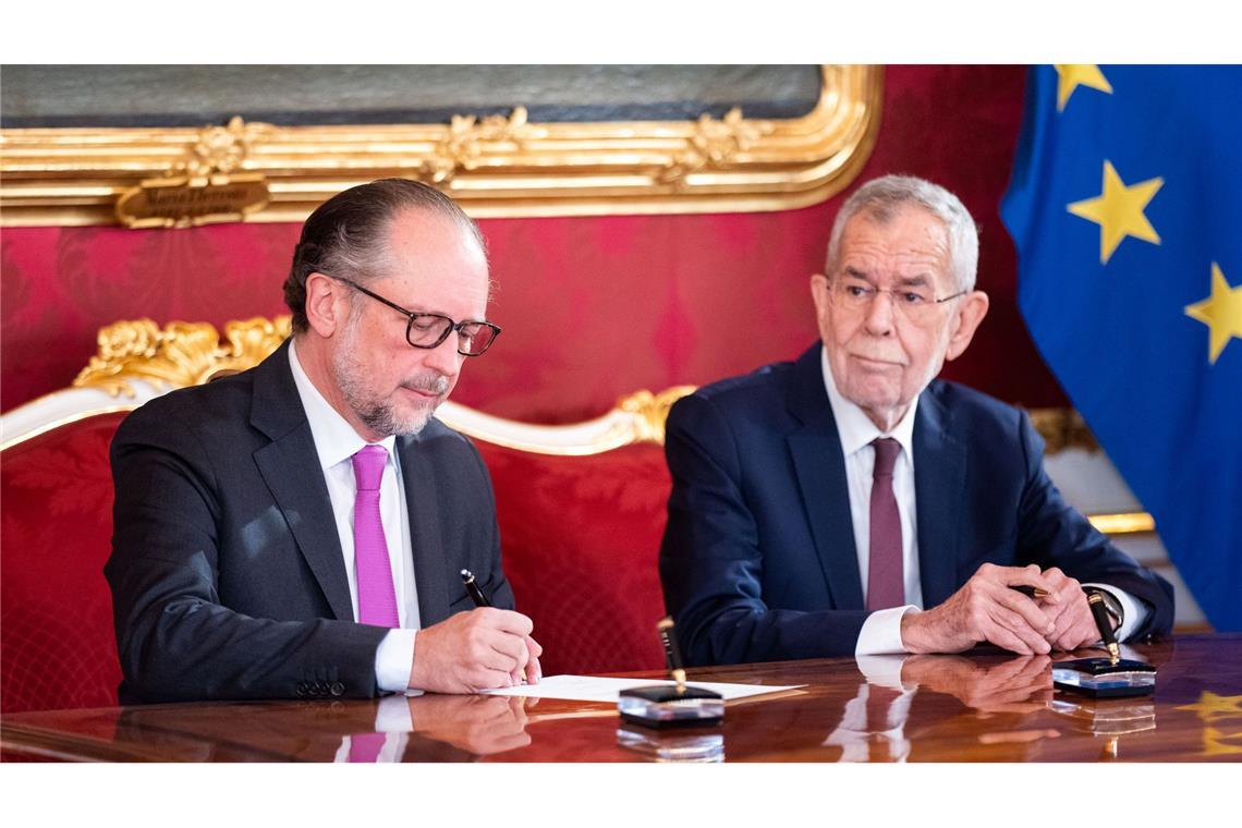 Österreich: Schallenberg ist geschäftsführender Kanzler Schallenberg (l.) wurde 2019 Außenminister - und ist damit der dienstälteste Minister im Kabinett.
