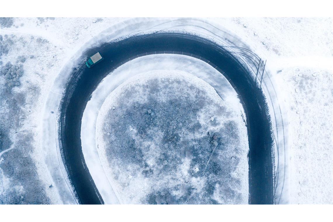 Scharfe Schnee-Kurve