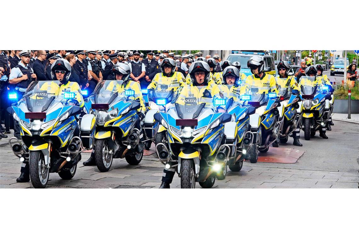 Unfalltod im EM-Konvoi: Autofahrerin unter Anklage Schatten über der EM in Stuttgart: Motorradpolizisten trauern um ihren tödlich verunglückten Kollegen im Juni 2024.