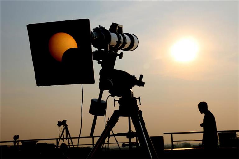 Schauen Sie nicht direkt in die Sonne.