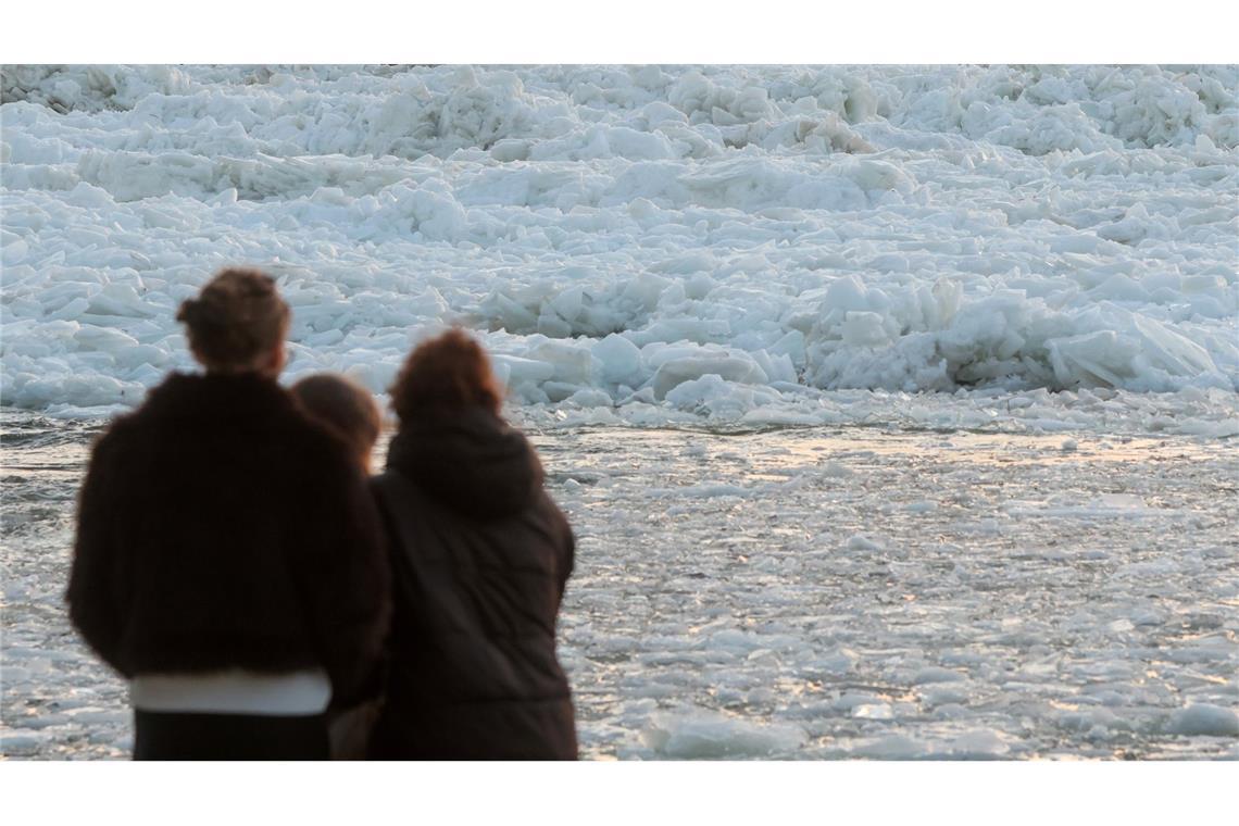 Schaulustige lassen sich das Spektakel nicht entgehen.