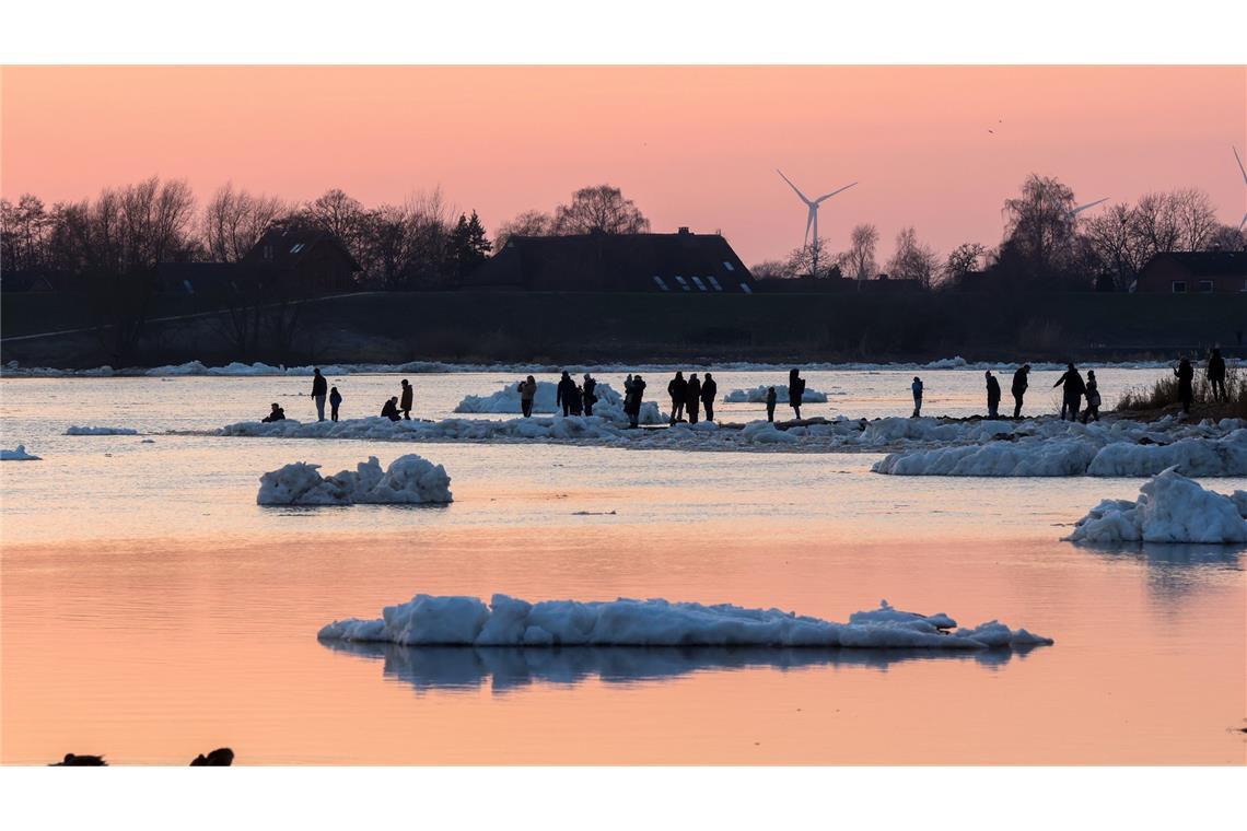 Schaulustige lassen sich das Spektakel nicht entgehen.