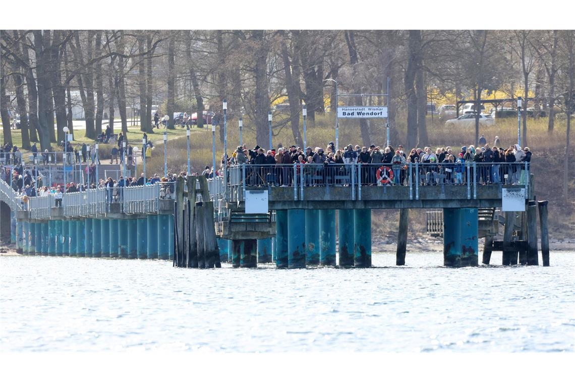 Schaulustige tummelten sich auf der Seebrücke.