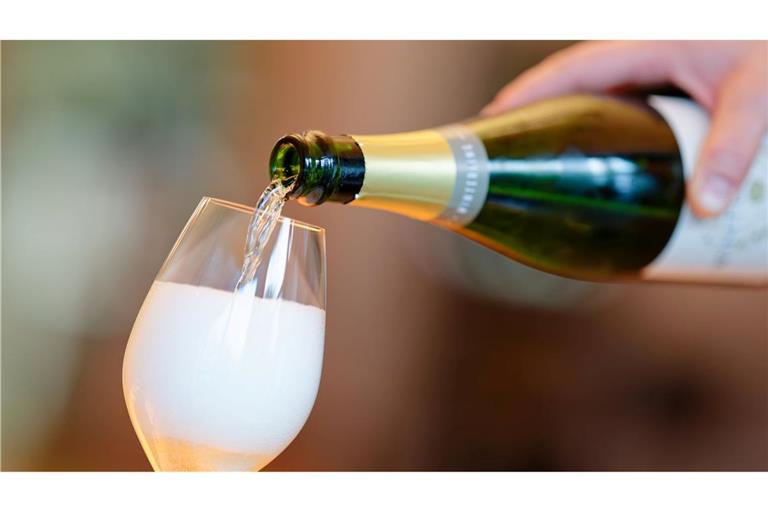 Schaumwein ist beliebt in Deutschland - aber der Absatz geht nach unten. (Symbolbild)