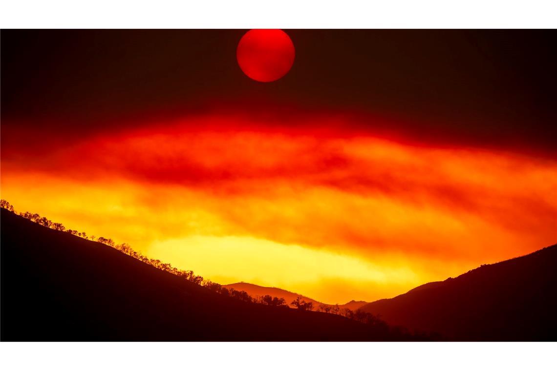 Bilder des Tages Schaurige Ästhetik: Der Rauch des Gifford-Feuers füllt den Himmel, während die Sonne über dem Los Padres National Forest untergeht.