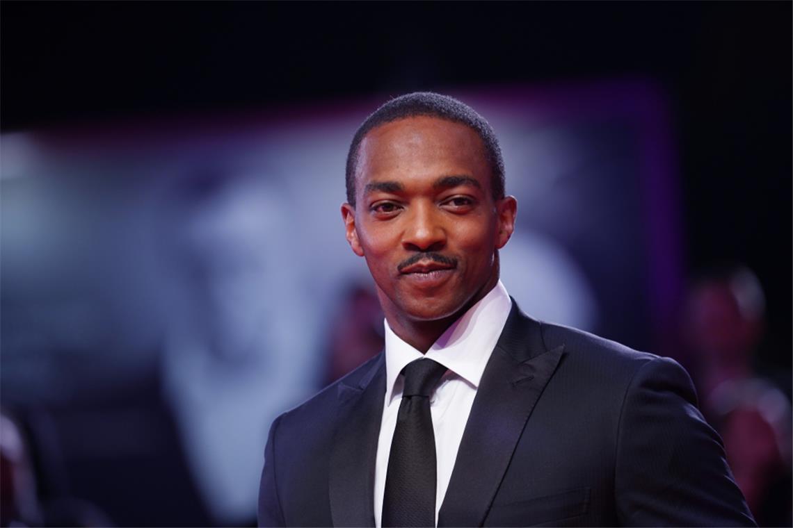Anthony Mackie übernimmt das Schild – Der neue Captain America Schauspieler Anthony Mackie schlüpft ab jetzt in die Rolle des "Captain America".