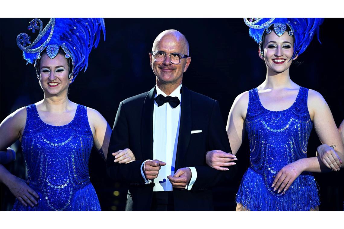 Schauspieler Christoph Maria Herbst geht mit Tänzerinnen im Rahmen des Balls "Soiree Münchner Leben" zu seiner Verleihung des Karl-Valentin-Ordens 2026.