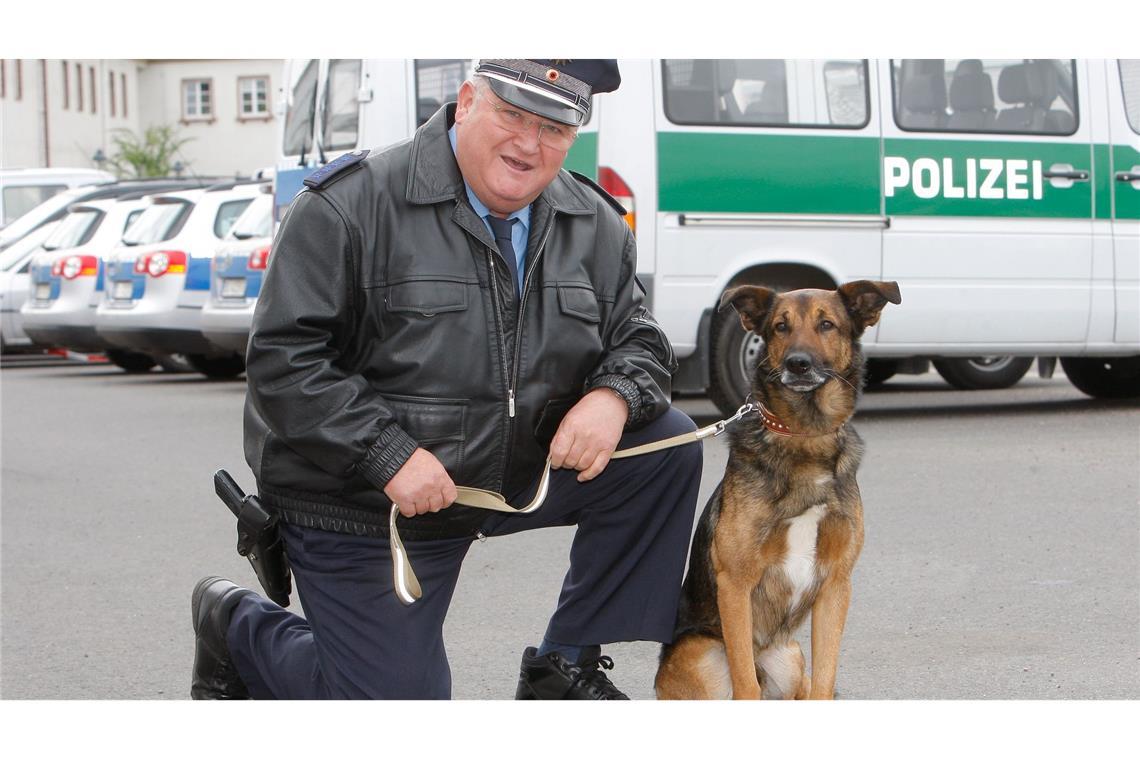 Schauspieler Horst Krause im Einsatz mit Hund.