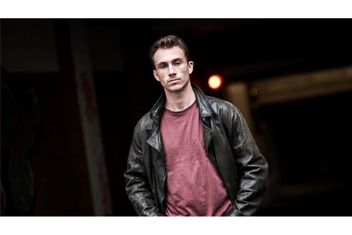 Justus Johanssen über Polizeifilm: Uniform macht was mit Dir Schauspieler Justus Johanssen ist nach der Zusage für die Hauptrolle im Polizeifilm "Allein zwischen den Fronten" sofort ins Fitness-Studio gegangen.