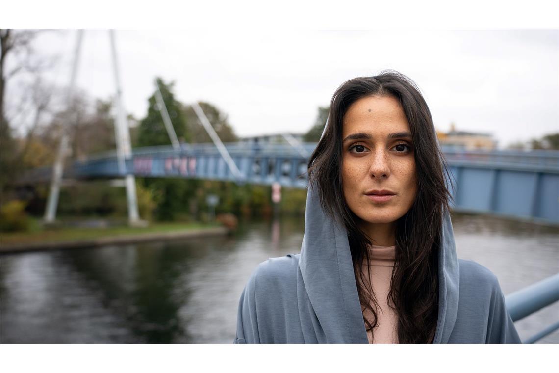 Tod einer Überlebenden: Neue Staffel "Jenseits der Spree" Schauspielerin Aybi Era - im Hintergrund der Tatort ihres neuen Falles.
