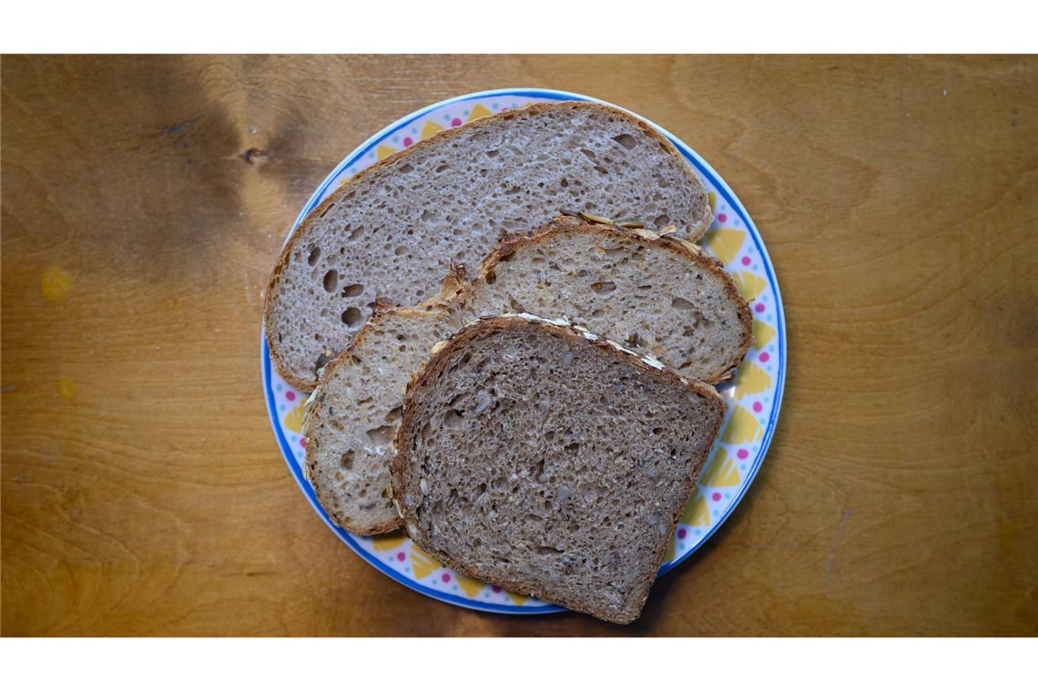 Umfrage: Kommt der Untergang des Abendbrots? Scheiben von Mischbrot, Vollkornbrot und Kürbiskernbrot liegen auf einem Teller. (Symbolbild)