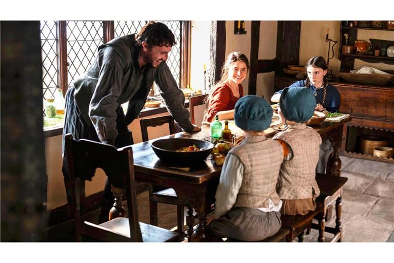 Scheinbar heile Familienwelt am Tische Shakespeare: William (Paul Mescal) und Agnes (Jessie Buckley) mit ihren drei Kindern