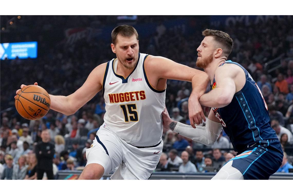 Schenkten sich in einer hitzigen Partie nichts: Nikola Jokic (l) und Isaiah Hartenstein.