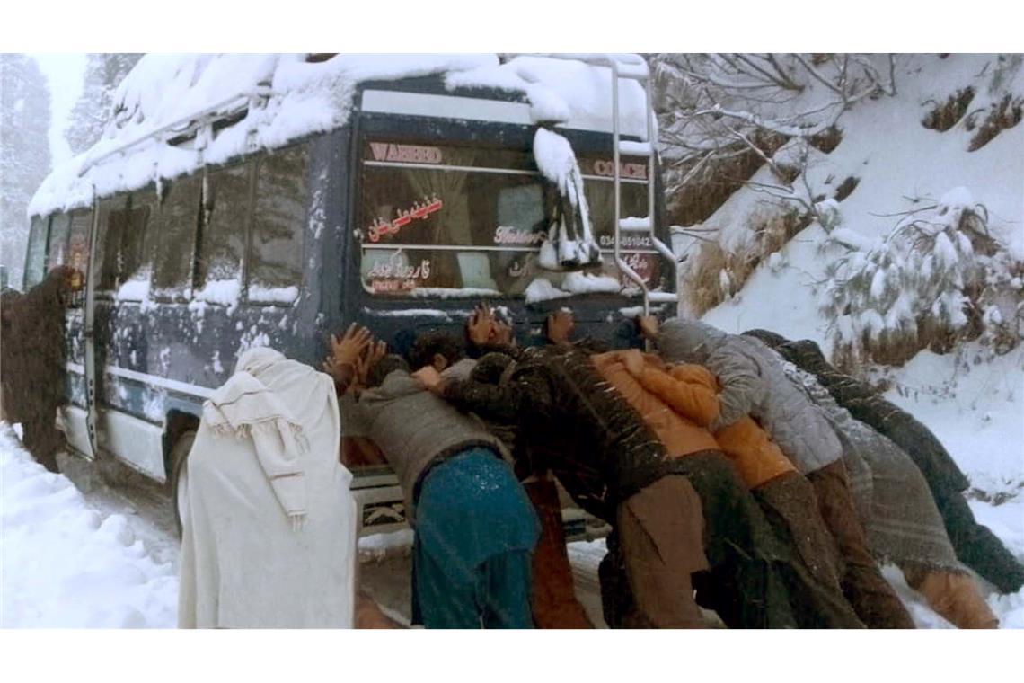 Bilder des Tages Schieben statt Fahren - Bus bleibt nach starken Schneefällen stecken