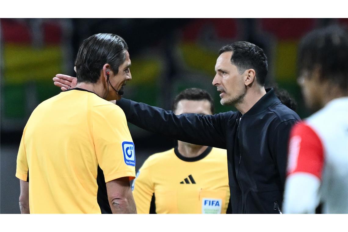 Nach Roter Karte für Al-Dakhil – VfB stolpert auch in Frankfurt Schiedsrichter Aytekin war mehrfach gefordert. Die Frankfurter (hier Trainer Dino Toppmöller) forderten mehrfach Elfmeter – allerdings zu Unrecht.
