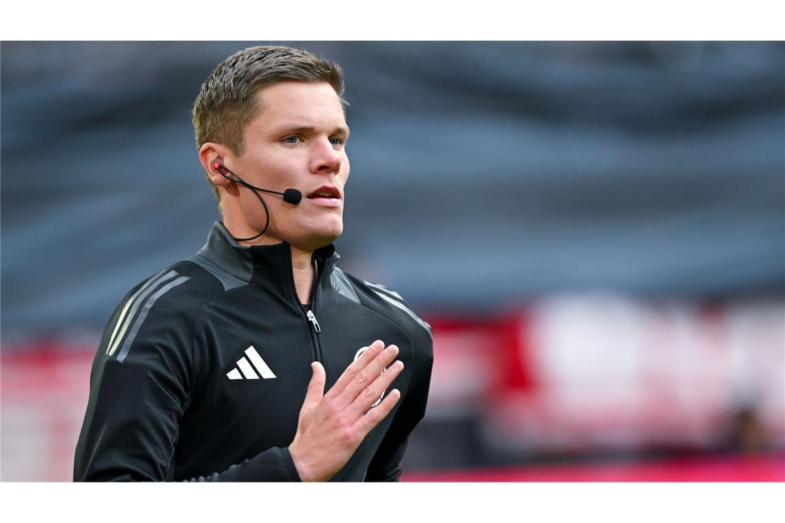 Nachlässige Bayern zittern noch - BVB siegt in Heidenheim Schiedsrichter Florian Exner war für Durchsagen bei strittigen Entscheidungen mit einem Mikrofon ausgerüstet.