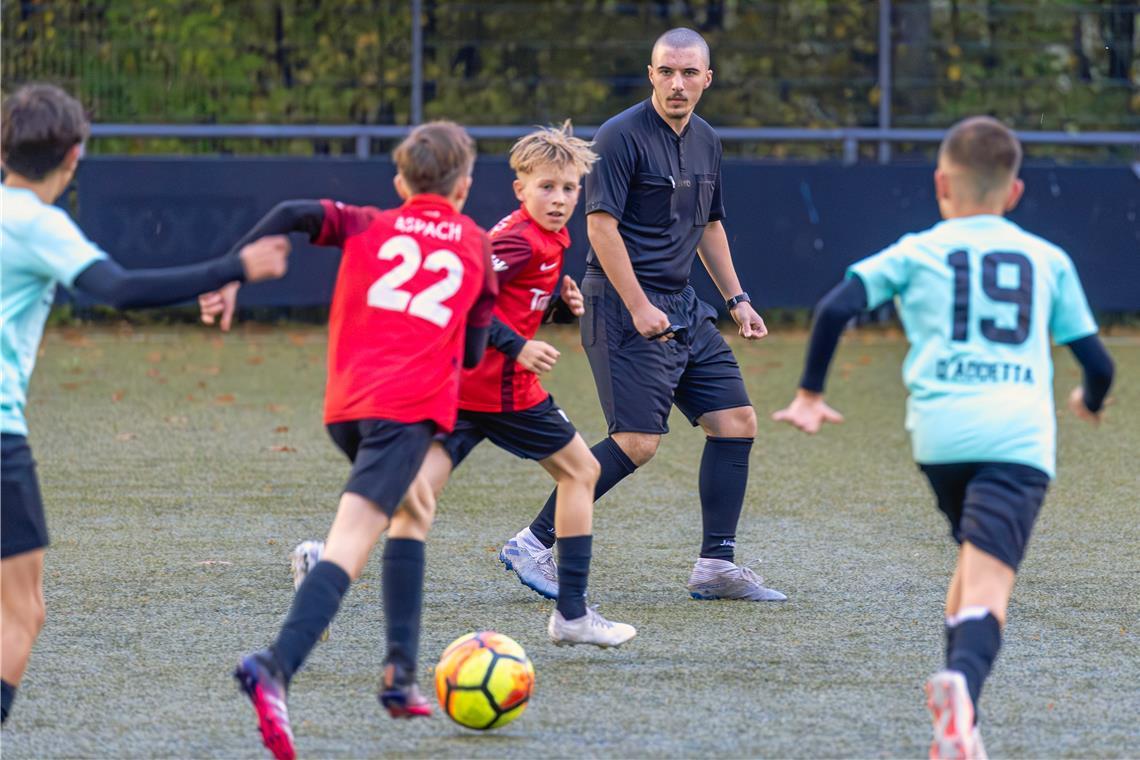 Fifa-Schiedsrichterin Karoline Wacker steht Neuling zur Seite Schiedsrichter-Neuling Albin Jashari aus Backnang ist beim D-Jugend-Spiel in Großaspach immer auf Ballhöhe. Foto: Alexander Becher