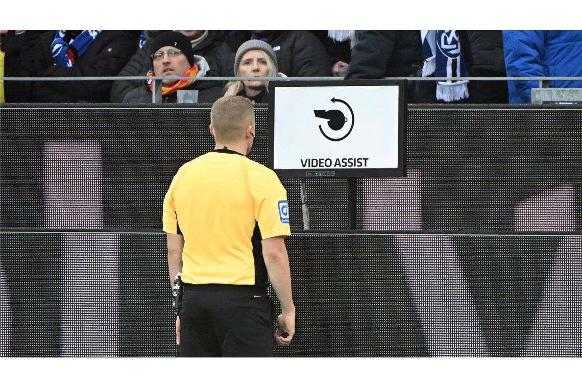Schiedsrichter Timo Gansloweit prüft eine Entscheidung am Bildschirm. (Archivbild)