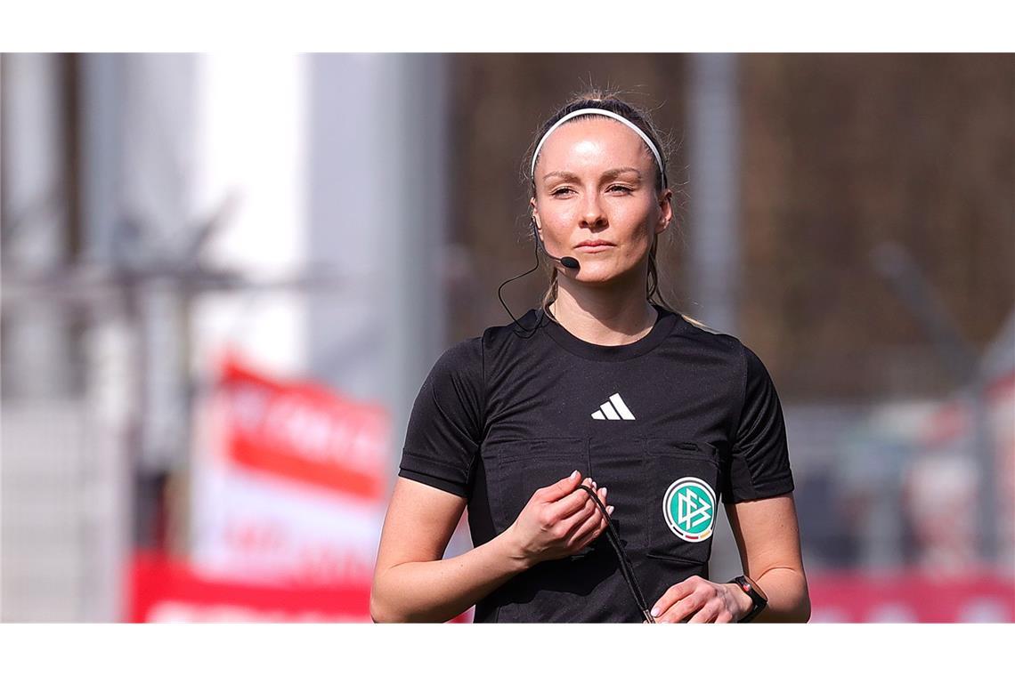 Aufregung um sexistische Gesänge gegen Schiedsrichterin Schiedsrichterin Fabienne Michel beim Spiel der Stuttgarter Kickers gegen Kickers Offenbach. Nur eine Woche später wurde sie Opfer von Sexismus.